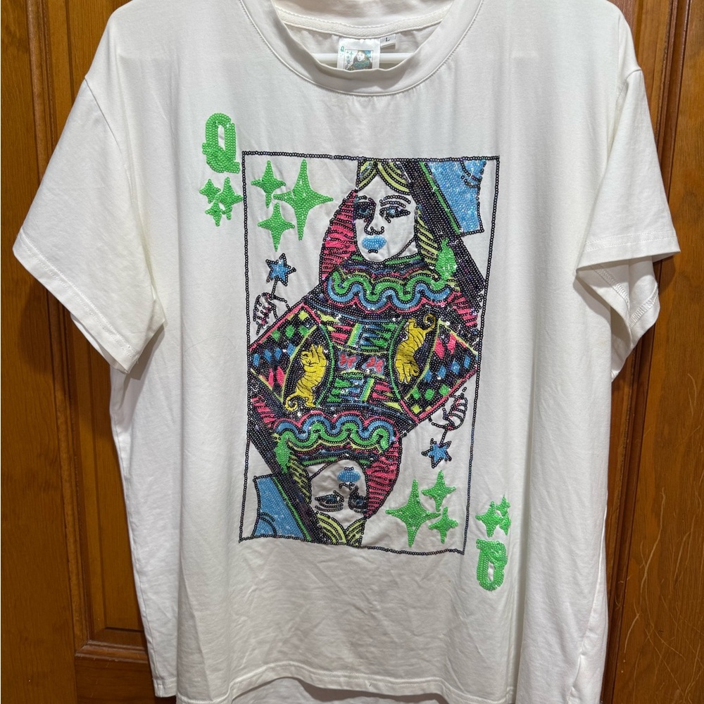 QUEEN OF SPARKLES Queen Card Tee Sz L- White and Multicolor